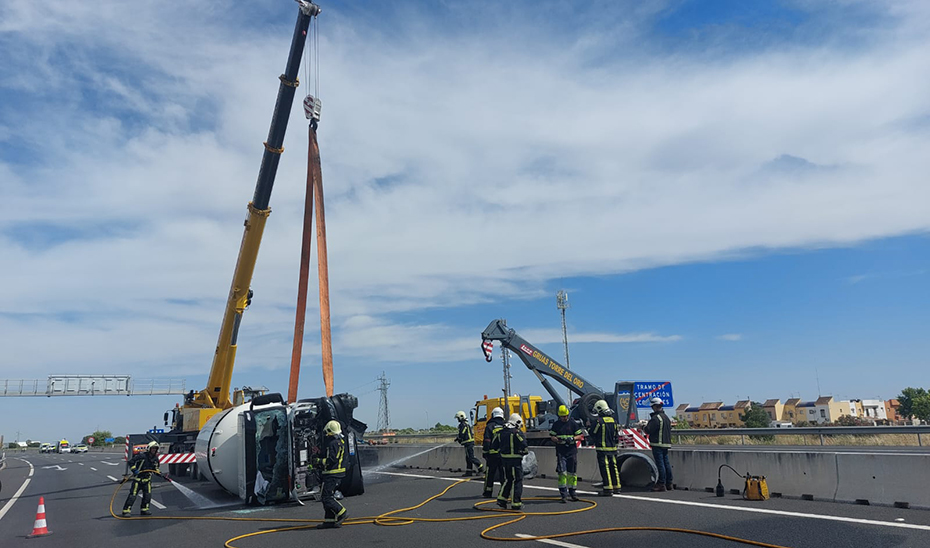 Retirada del camión siniestrado en la A-49 en Benacazón.